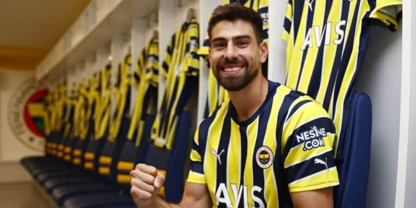 O famoso jogador de futebol pode assinar com o Vasco em breve (Foto: DIivulgação/Fenerbahçe) O famoso jogador de futebol pode assinar com o Vasco em breve (Foto: DIivulgação/Fenerbahçe)
