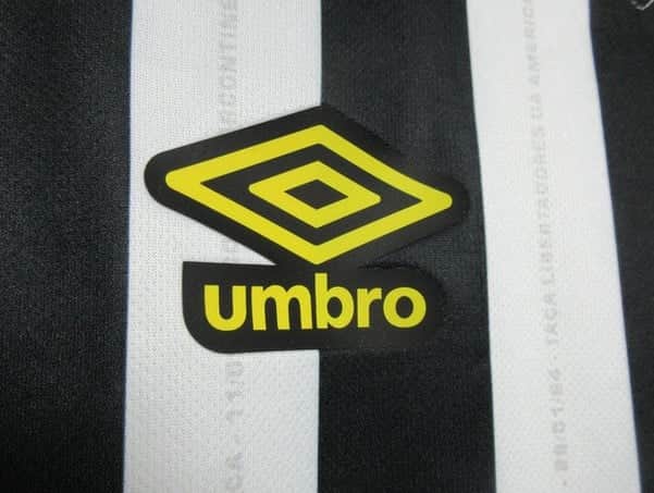 Camisa Umbro Santos 2024 (Foto: Reprodução / Jogador Store) Camisa Umbro Santos 2024 (Foto: Reprodução / Jogador Store)