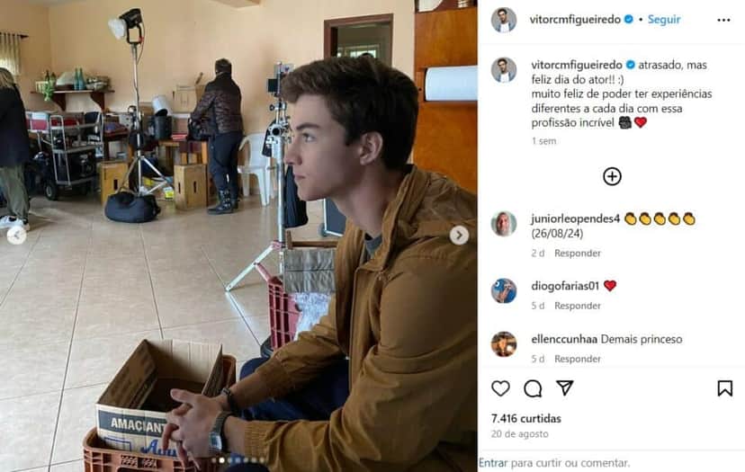 O famoso ator da Globo que está em Garota do Momento, Vitor Figueiredo (Foto: Reprodução/Instagram) O famoso ator da Globo que está em Garota do Momento, Vitor Figueiredo (Foto: Reprodução/Instagram)