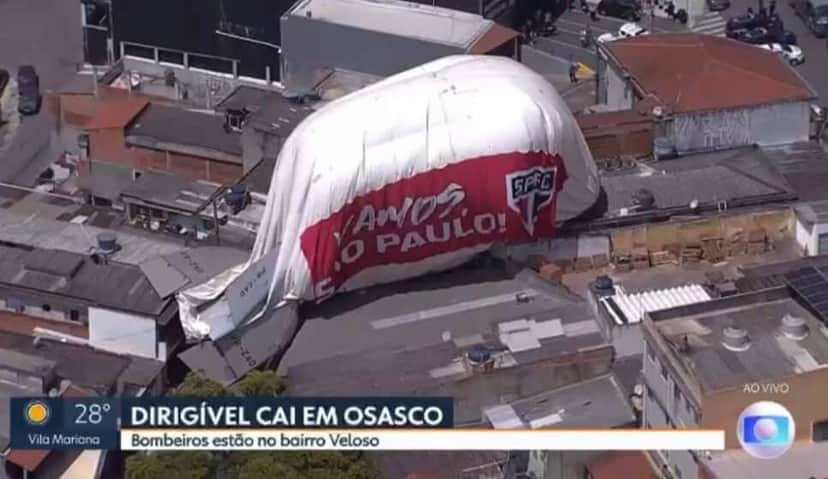 Um dirigível do São Paulo Futebol Clube caiu em um bairro de Osasco, na Grande São Paulo, no começo da tarde desta quarta-feira (25) - Foto SPTV Um dirigível do São Paulo Futebol Clube caiu em um bairro de Osasco, na Grande São Paulo, no começo da tarde desta quarta-feira (25) - Foto SPTV