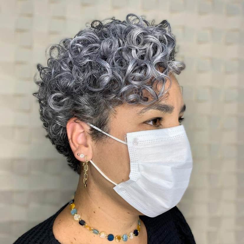 Curto no cabelo grisalho cacheado (Foto: Divulgação) Curto no cabelo grisalho cacheado (Foto: Divulgação)