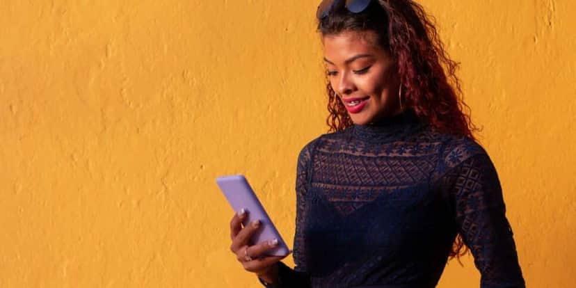 Mulher olhando o celular (Foto: Reprodução / Canva) Mulher olhando o celular (Foto: Reprodução / Canva)