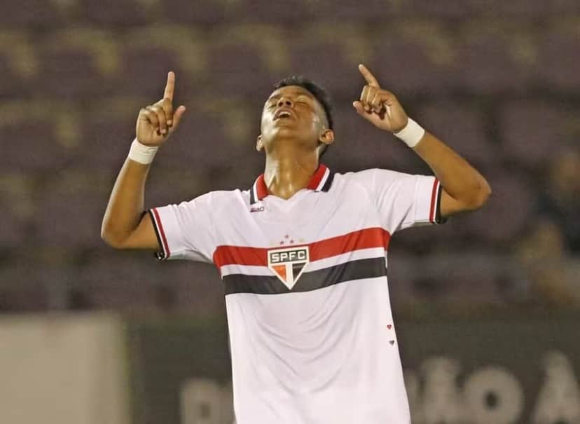 O famoso jogador de futebol tem apenas 17 anos (Foto: Célio Messias / São Paulo FC) O famoso jogador de futebol tem apenas 17 anos (Foto: Célio Messias / São Paulo FC)