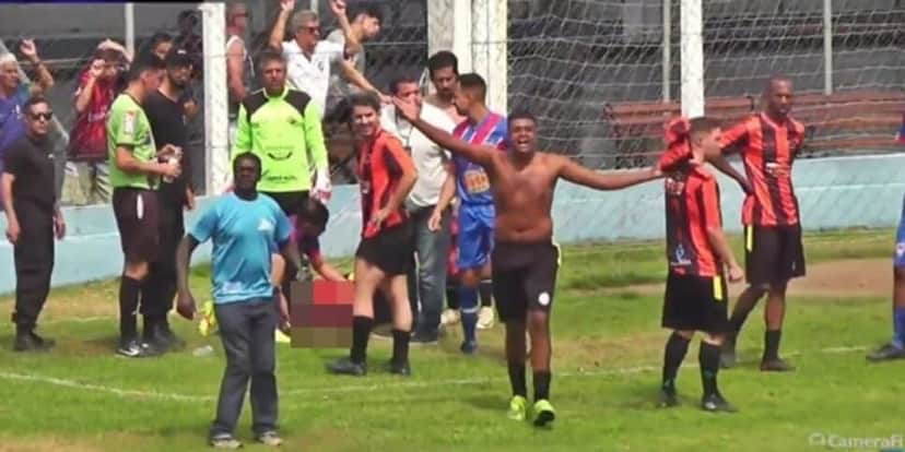Jogador morre durante partida futebol amador (Reprodução/Alô Alô Cidade) Jogador morre durante partida futebol amador (Reprodução/Alô Alô Cidade)