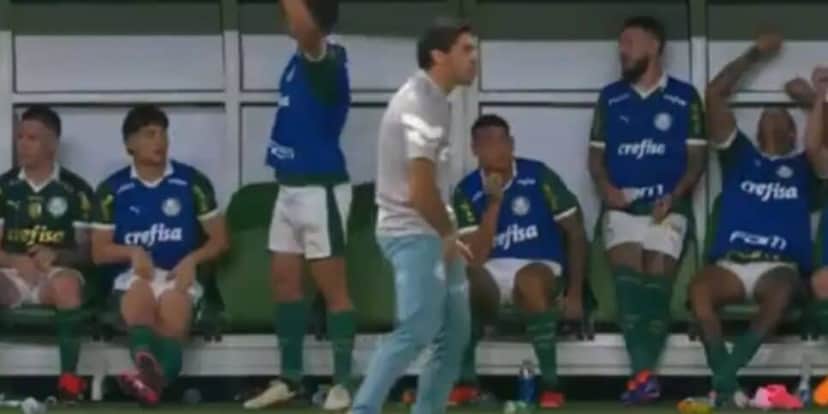 Técnico vai a julgamento após fazer gesto obsceno durante jogo (Reprodução/Lance!) Técnico vai a julgamento após fazer gesto obsceno durante jogo (Reprodução/Lance!)