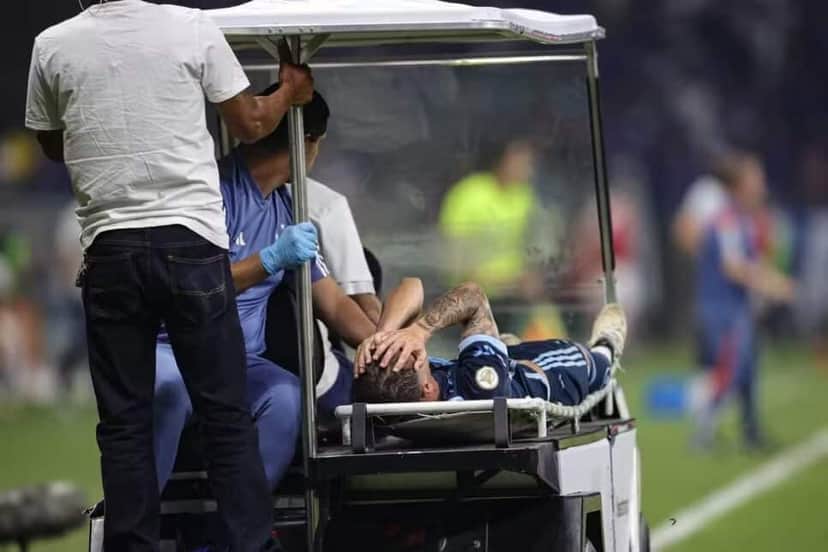 Vitinho sai lesionado e chorando durante partida contra o São Paulo (Foto: Gilson Lobo/AGIF) Vitinho sai lesionado e chorando durante partida contra o São Paulo (Foto: Gilson Lobo/AGIF)