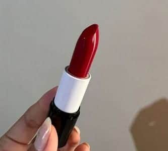Batom LIP Matte Koloss Makeup Vermelho Queimado Mate (Foto: Reprodução / Portal Revendedor) Batom LIP Matte Koloss Makeup Vermelho Queimado Mate (Foto: Reprodução / Portal Revendedor)