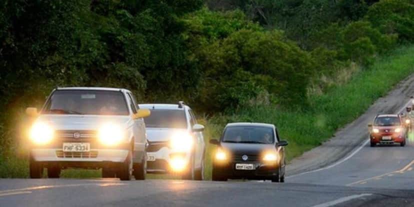 Use as rodovias sempre com os faróis ligados (Reprodução: Internet) Use as rodovias sempre com os faróis ligados (Reprodução: Internet)