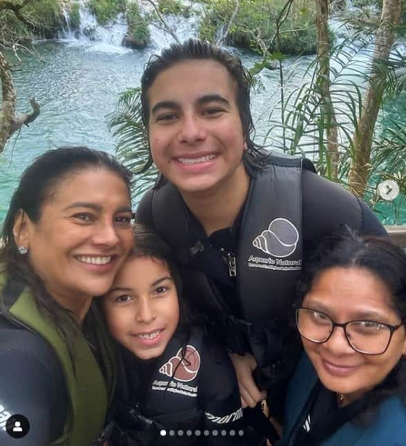 Dira Paes com os filhos e amiga (Foto: Reprodução/Instagram) Dira Paes com os filhos e amiga (Foto: Reprodução/Instagram)