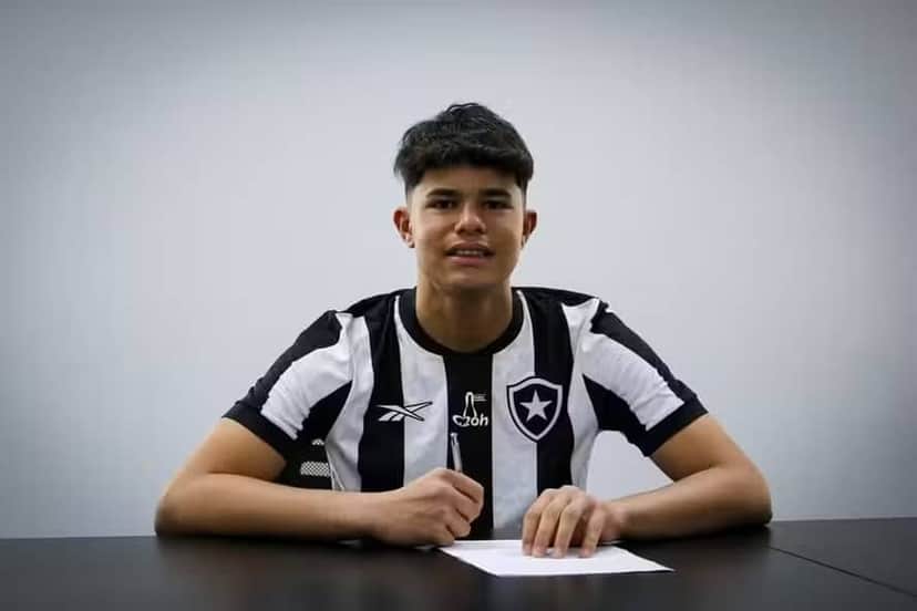 Filho de Eliza Samudio assinou com o Botafogo (Foto: Divulgação) Filho de Eliza Samudio assinou com o Botafogo (Foto: Divulgação)