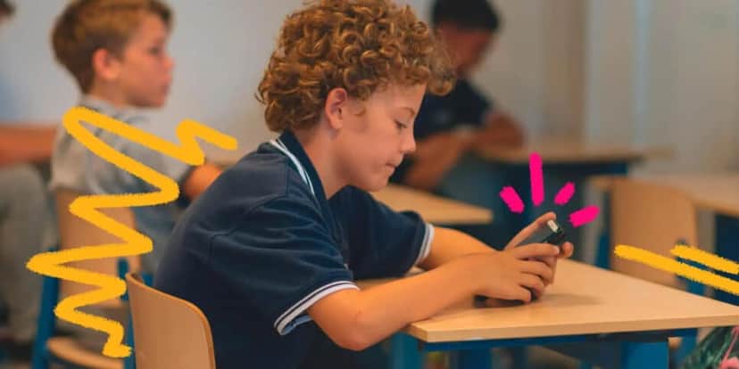 Estudante com celular na escola (Foto: Reprodução - Freepick) Estudante com celular na escola (Foto: Reprodução - Freepick)