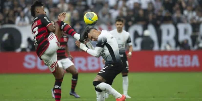 Bruno Henrique é expulso após solada em rival (Reprodução/Lance!) Bruno Henrique é expulso após solada em rival (Reprodução/Lance!)