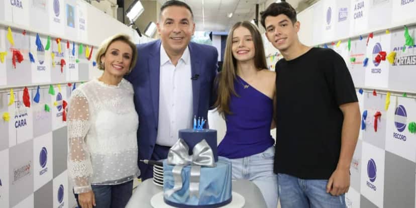 Reinaldo Gottino fez rara aparição com os filhos e a esposa (Foto: Antonio Chahestian/Divulgação RECORD) Reinaldo Gottino fez rara aparição com os filhos e a esposa (Foto: Antonio Chahestian/Divulgação RECORD)