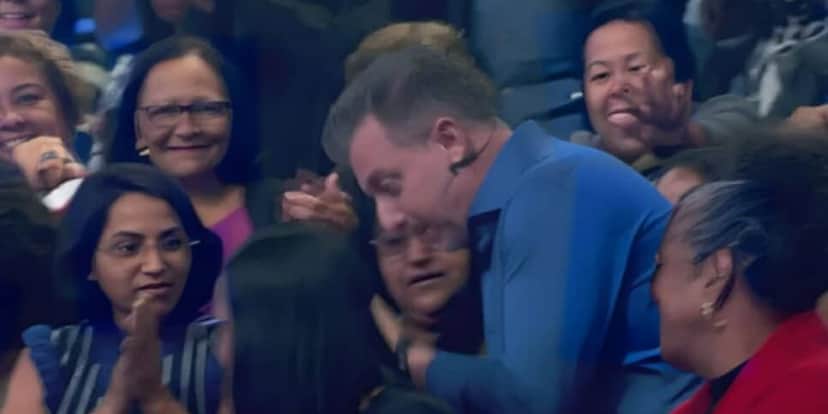 O apresentador da Globo foi puxado por uma mulher na plateia (Foto: Reprodução/Globoplay) O apresentador da Globo foi puxado por uma mulher na plateia (Foto: Reprodução/Globoplay)
