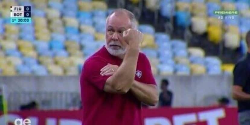 Mano Menezes mandando a 'Banana' pros torcedores (Reprodução: Premiere/Globo) Mano Menezes mandando a 'Banana' pros torcedores (Reprodução: Premiere/Globo)