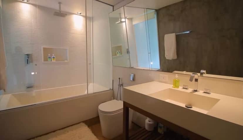 Banheiro luxuoso (Foto: Piquet Realty) Banheiro luxuoso (Foto: Piquet Realty)