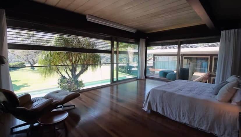 Vista de morrer de um dos quartos da mansão (Foto: Piquet Realty) Vista de morrer de um dos quartos da mansão (Foto: Piquet Realty)