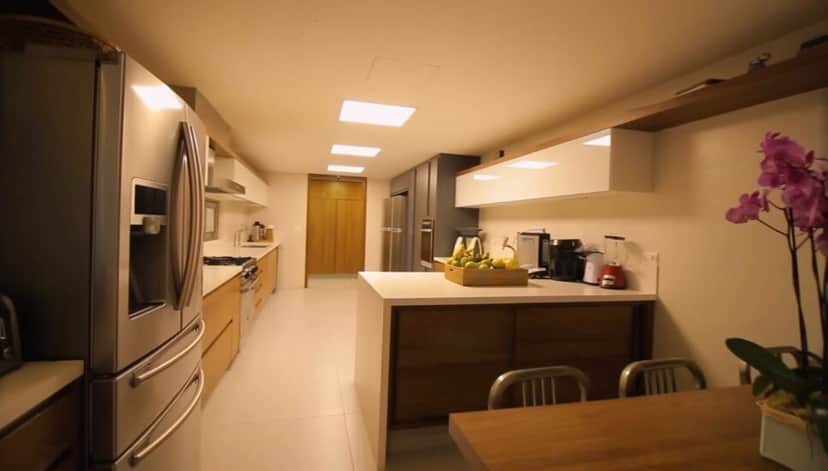 Cozinha espaçosa e equipada (Foto: Piquet Realty) Cozinha espaçosa e equipada (Foto: Piquet Realty)