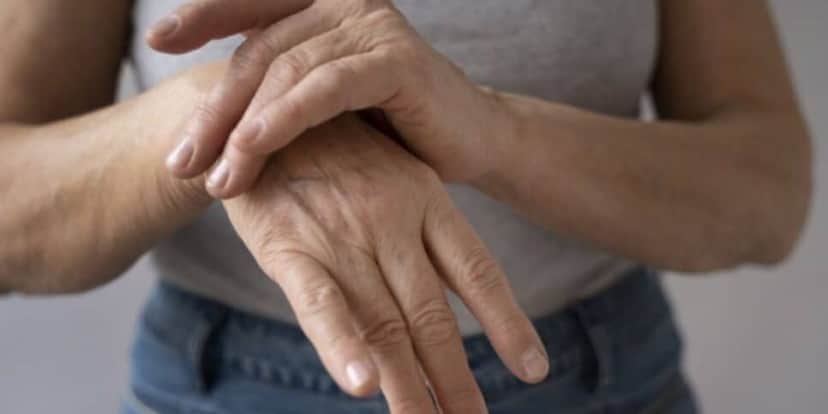 Mãos começam a ressecar com o passar dos anos (Reprodução: Internet) Mãos começam a ressecar com o passar dos anos (Reprodução: Internet)