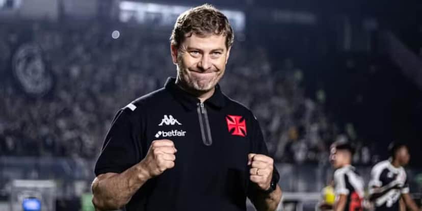 Rafael Paiva em festa com a chegada desses 2 craques para salvar a temporada do Vasco (Foto: Leandro Amorim) Rafael Paiva em festa com a chegada desses 2 craques para salvar a temporada do Vasco (Foto: Leandro Amorim)