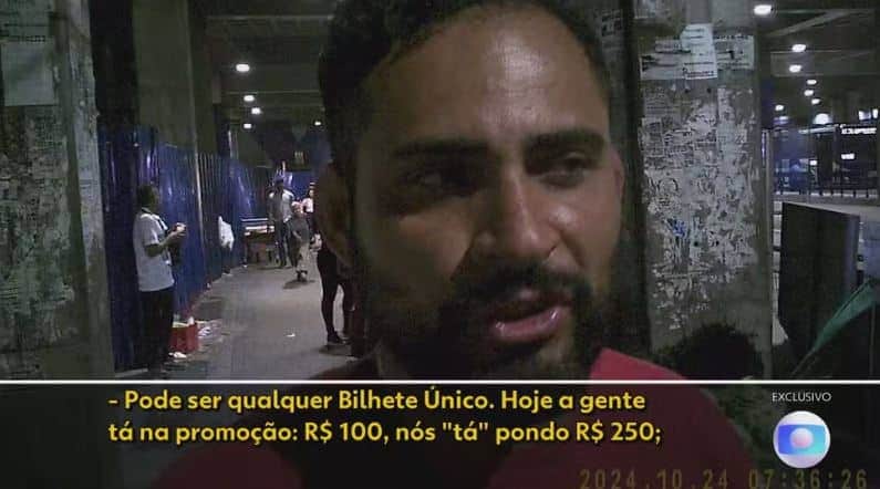 Os fraudadores vendem as passagens irregulares sem qualquer tipo de constrangimento (Foto Reprodução/SP2/Globo) Os fraudadores vendem as passagens irregulares sem qualquer tipo de constrangimento (Foto Reprodução/SP2/Globo)