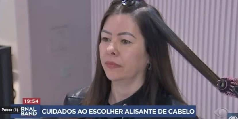 Jornal da Band expôs o caso de Lucineide que alisa o cabelo há 10 anos (Foto Reprodução/Youtube) Jornal da Band expôs o caso de Lucineide que alisa o cabelo há 10 anos (Foto Reprodução/Youtube)