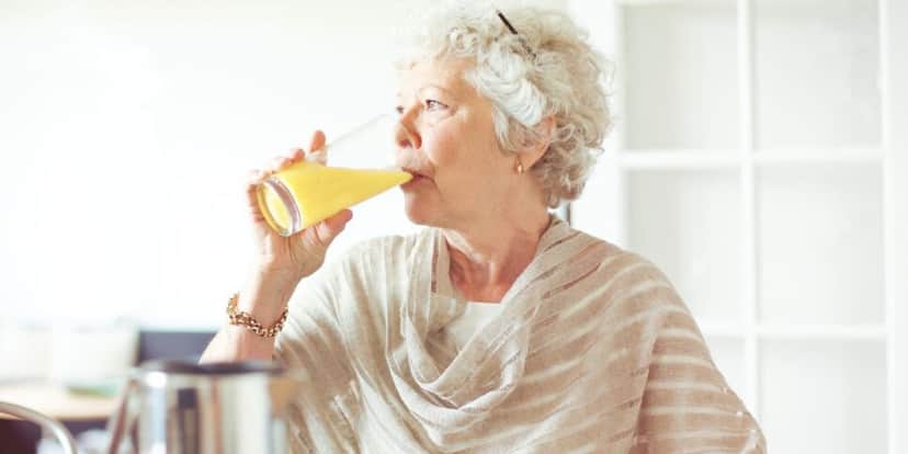 Idosa bebendo suco (Foto: Reprodução / Canva)