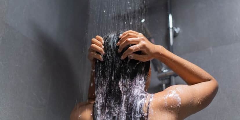 Moça lavando cabelo (Foto: Canva) Moça lavando cabelo (Foto: Canva)