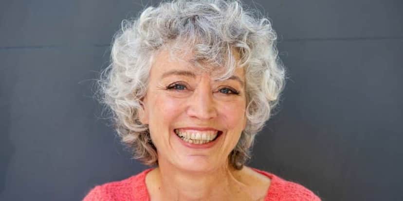 Mulher com cabelo branco (Foto: Canva) Mulher com cabelo branco (Foto: Canva)