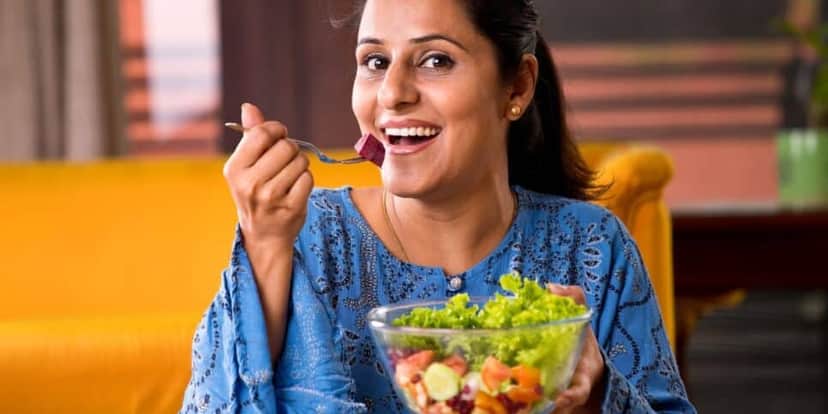 Mulher comendo salada (Foto: Reprodução /. Canva) Mulher comendo salada (Foto: Reprodução /. Canva)
