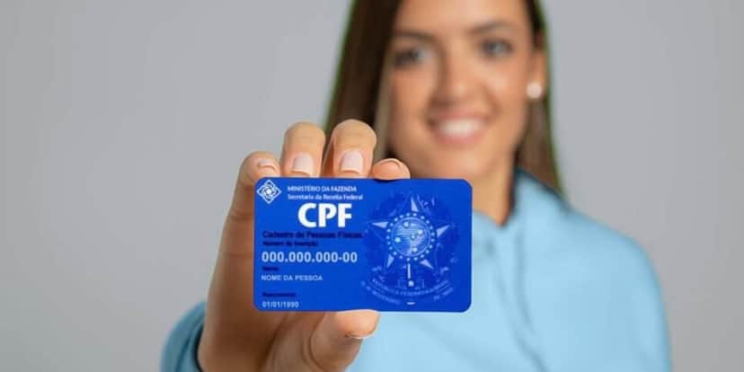 Pessoa segurando CPF (Foto: Reprodução / Canva) Pessoa segurando CPF (Foto: Reprodução / Canva)