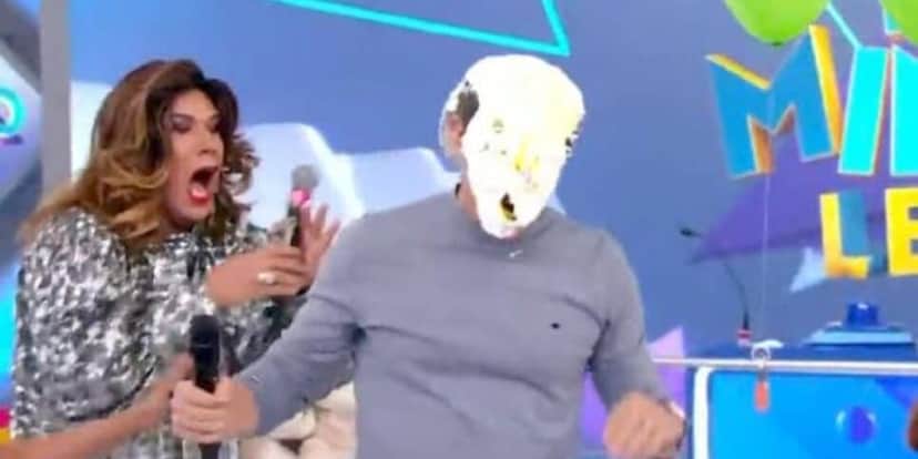 Apresentador leva tortada em quadro (Reprodução/SBT) Apresentador leva tortada em quadro (Reprodução/SBT)
