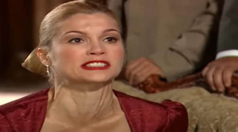Cristina se revolta no velório da mãe (Foto: Reprodução/ Canal Viva) Cristina se revolta no velório da mãe (Foto: Reprodução/ Canal Viva)