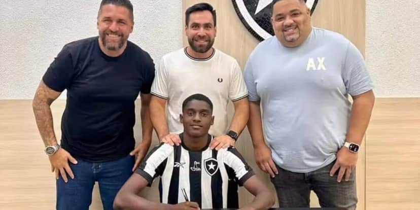 Felipe Januário assina 1º contrato profissional com o Botafogo - Foto: Reprodução Felipe Januário assina 1º contrato profissional com o Botafogo - Foto: Reprodução