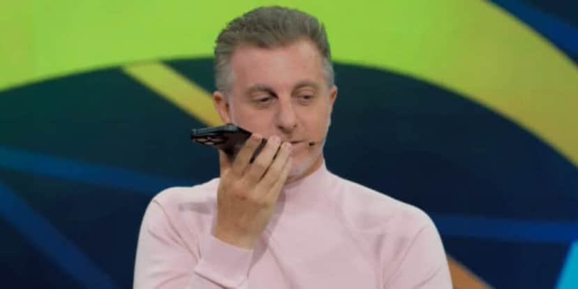 O apresentador da Globo surpreendeu ao atender o seu filho (Foto: Reprodução/Globoplay) O apresentador da Globo surpreendeu ao atender o seu filho (Foto: Reprodução/Globoplay)