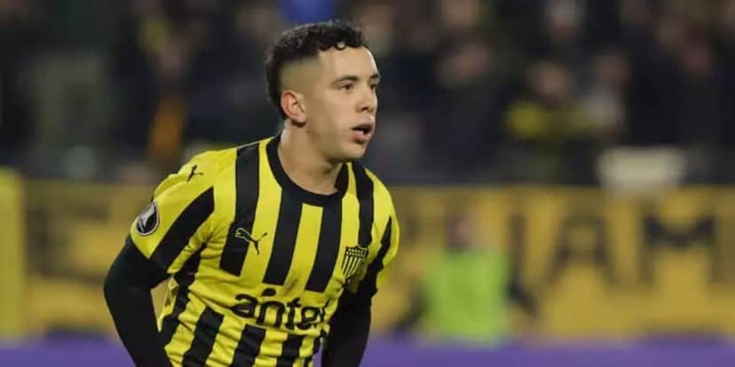 Atualmente ele defende o Peñarol (Reprodução: Peñarol/Divulgação) Atualmente ele defende o Peñarol (Reprodução: Peñarol/Divulgação)