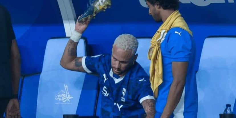 Neymar não esconde frustração ao deixar o campo sentindo dores (Foto: Reprodução/Site TNT) Neymar não esconde frustração ao deixar o campo sentindo dores (Foto: Reprodução/Site TNT)