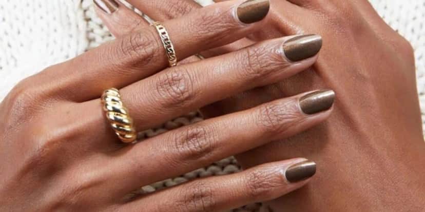 Unhas com esmalte marrom - (Foto: Internet) Unhas com esmalte marrom - (Foto: Internet)