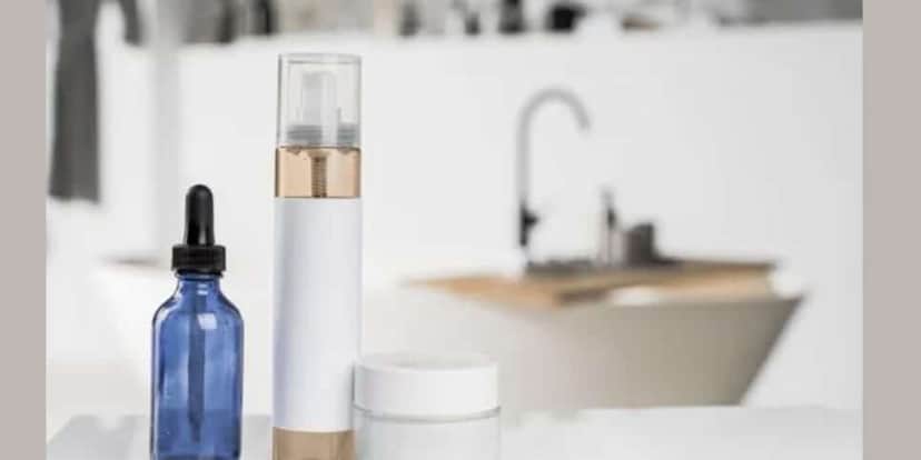 Produtos cosméticos com álcool devem ser evitado (Foto: Reprodução/Freepik) Produtos cosméticos com álcool devem ser evitado (Foto: Reprodução/Freepik)