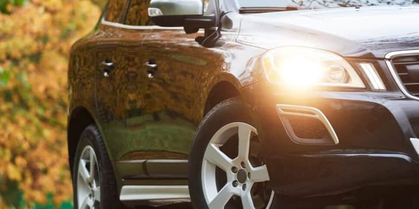 Carro com farol aceso (Foto: Canva) Carro com farol aceso (Foto: Canva)