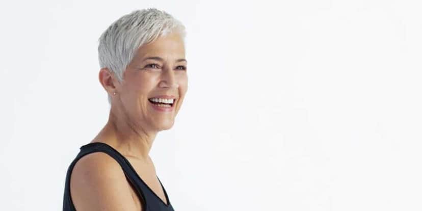 Mulher com o cabelo branco (Foto: Canva) Mulher com o cabelo branco (Foto: Canva)