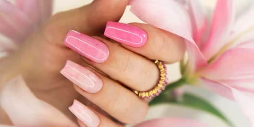 Mulher com unha rosa(Foto: Freepik) Mulher com unha rosa(Foto: Freepik)