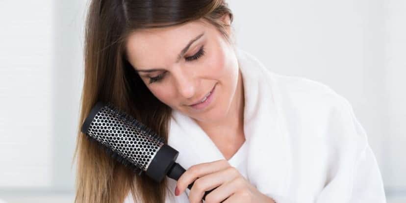 Mulher penteando o cabelo (Foto: Canva) Mulher penteando o cabelo (Foto: Canva)