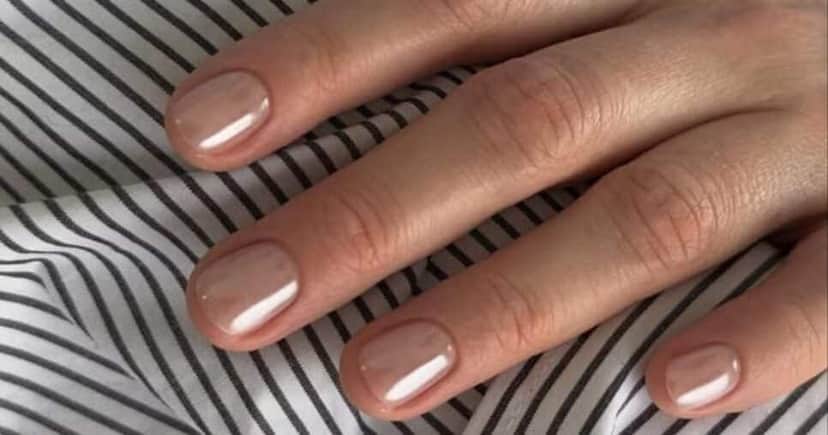 Unha curta em tom neutro — Foto: Instagram/@karolina.probeauty Unha curta em tom neutro — Foto: Instagram/@karolina.probeauty