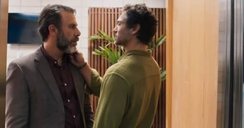 Hugo mata Volney em Mania de Você da Globo (Foto: Reprodução) Hugo mata Volney em Mania de Você da Globo (Foto: Reprodução)