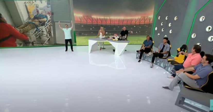 Comentarista deixa o Jogo Aberto de maca na frente das câmeras (Foto: Reprodução/Youtube) Comentarista deixa o Jogo Aberto de maca na frente das câmeras (Foto: Reprodução/Youtube)