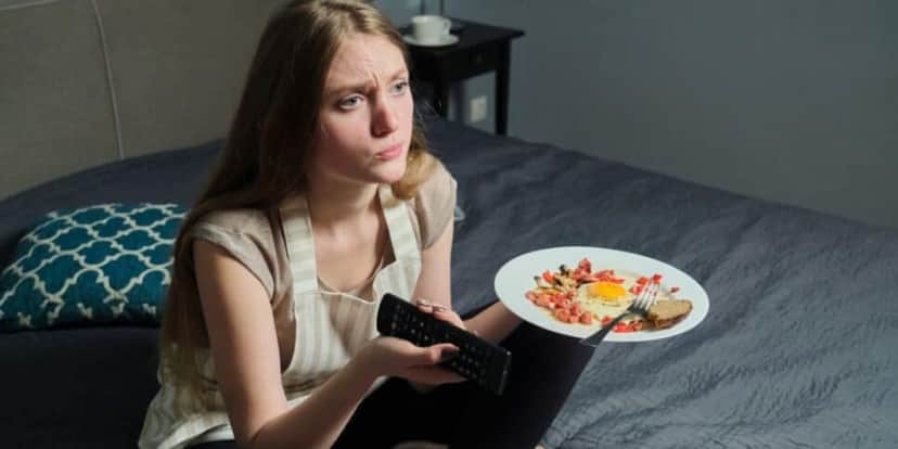 Comer enquanto assiste TV pode te fazer comer mais (Foto: Internet) Comer enquanto assiste TV pode te fazer comer mais (Foto: Internet)