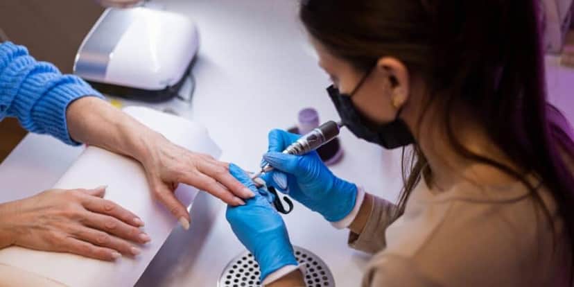Mulher fazendo a unha na manicure (Foto: Divulgação) Mulher fazendo a unha na manicure (Foto: Divulgação)