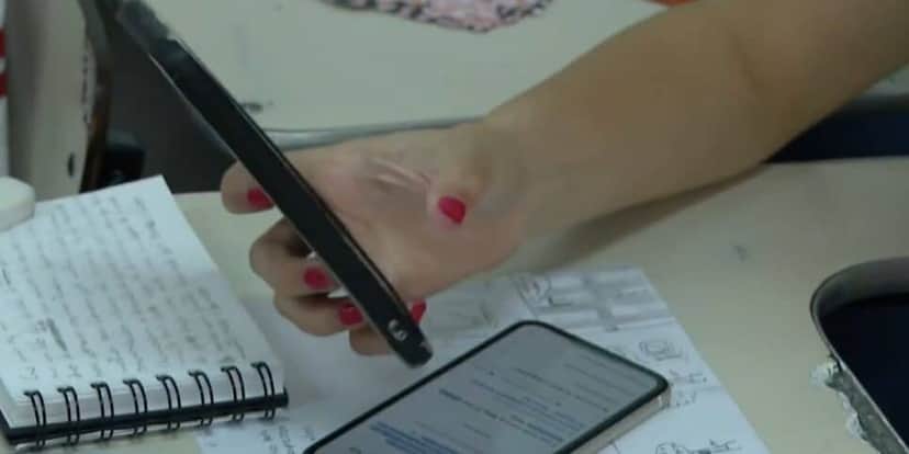 Aluna com o celular (Foto: Reprodução / Globo) Aluna com o celular (Foto: Reprodução / Globo)
