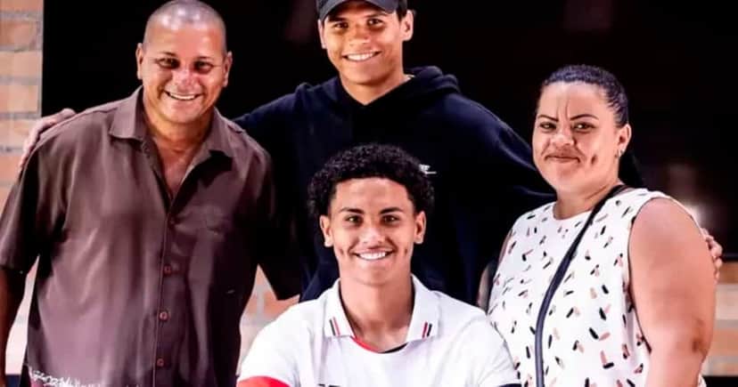 Lateral-direito do Sub-17 assina primeiro contrato profissional com o São Paulo (Foto: Reprodução / Instagram) Lateral-direito do Sub-17 assina primeiro contrato profissional com o São Paulo (Foto: Reprodução / Instagram)